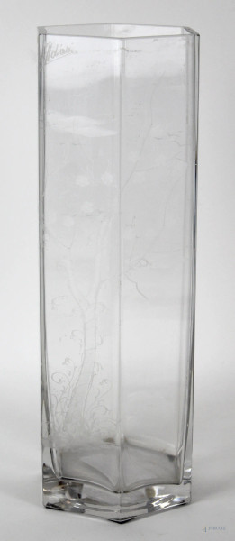 Vaso in vetro di linea esagonale, con decoro inciso raffigurante albero, firmato, altezza cm 35, XX secolo.