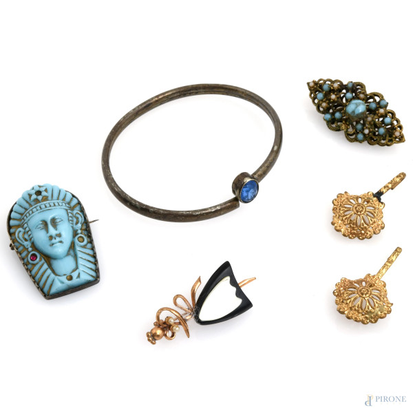 Lotto di cinque spille ed un bracciale in vari materiali, misure massime diametro bracciale cm 6,5