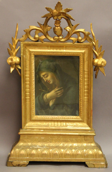 Artista del XVIII sec., Madonna in preghiera, olio su tela, cm 29x22, entro cornice in legno dorato con cimasa intagliata, h. cm 73.