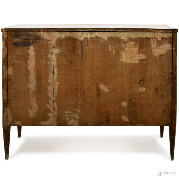 Cassettone Luigi XVI in noce a tre cassetti sul fronte, XX secolo, cm 93,5x117,5x57, (difetti)