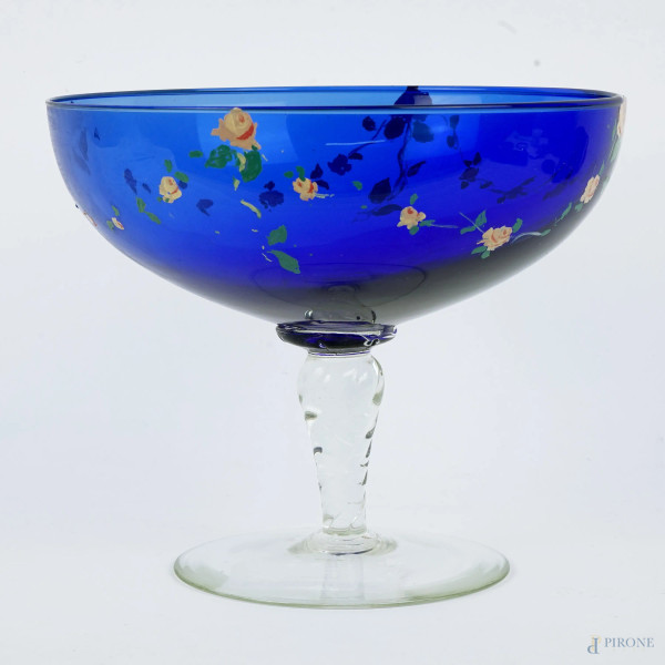 Alzatina déco in vetro blu cobalto con decoro di rose dipinte, alt. cm 16,5, diam. cm 19,5, (difetti).