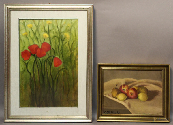 Lotto di due dipinti a soggetto di fiori e frutta, olio su tela 60x40 cm e 40x35 cm, entro cornice.