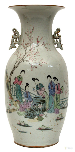 Vaso in porcellana con parte centrale a decoro di dame di corte e alberi fioriti, con due anse dorate, H. 42 cm, Cina XX sec.