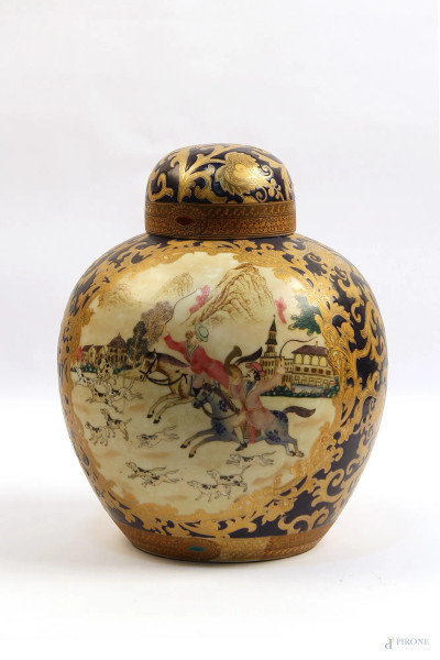 Potiche in porcellana a decoro di paesaggi con figure e cavalli, particolari dorati, h. 32 cm.