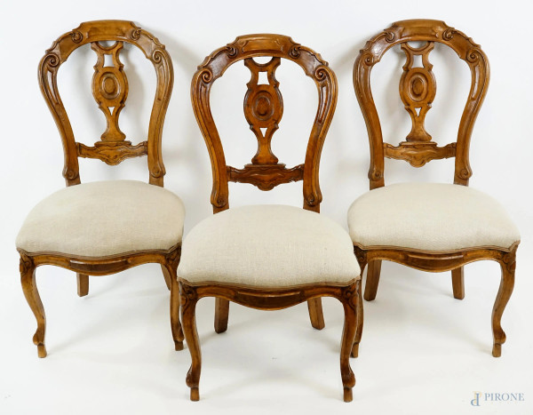 Tre sedie del XIX secolo in noce, particolari intagliati, seduta in stoffa, cm h 95.