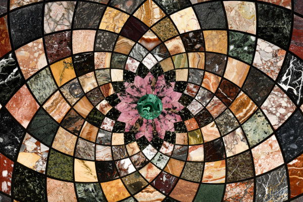 Tavolo in legno con piano circolare in marmo bianco arricchito da commesso di marmi colorati e pi...