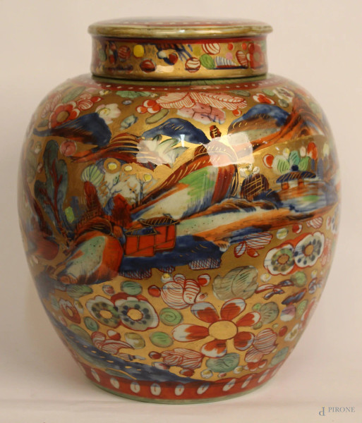 Antica potiche in porcellana a decoro policromo floreale su fondo dorato, Cina, (restauri), h. 26 cm.