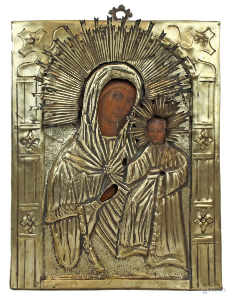 Madonna con Bambino, tempera su tavola, cm 38,5x29,5, con riza in metallo sbalzato, XIX secolo.