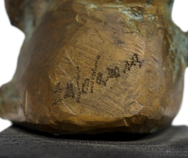 Scultura in bronzo raffigurante una figura femminile seduta, piedistallo in legno, firmata, altez...