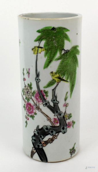 Vaso cilindrico in porcellana policroma, altezza cm 28,5, Cina, XX secolo.