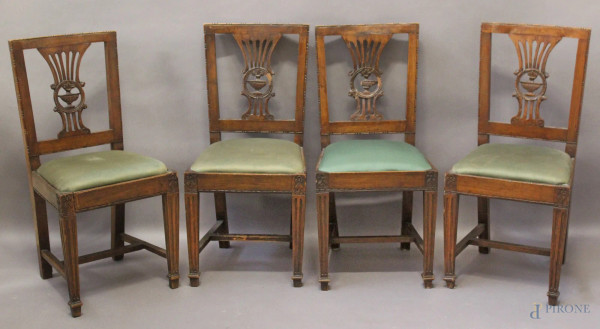 Lotto composto da quattro sedie in noce, dorsale a lira e seduta in stoffa verde, XIX sec.