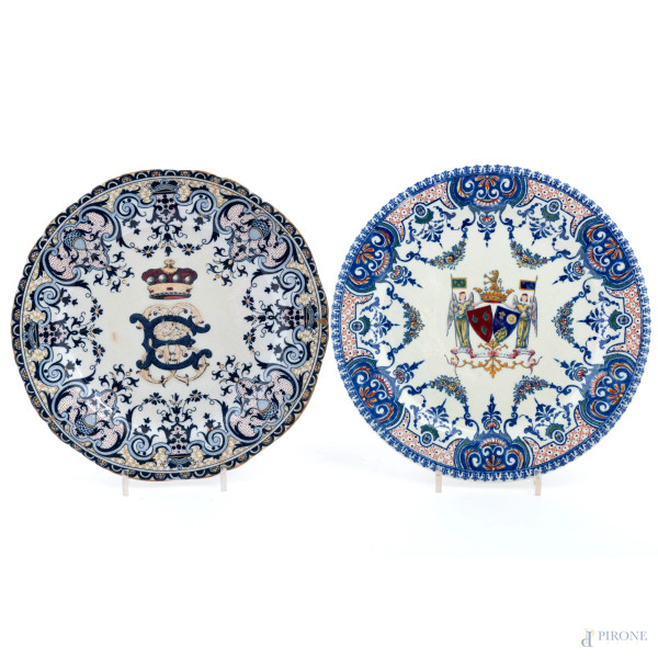 Lotto di due piatti in ceramica decorati in policromia, XX secolo, diametro massimo cm 25, (segni di usura, piccole sbeccature)