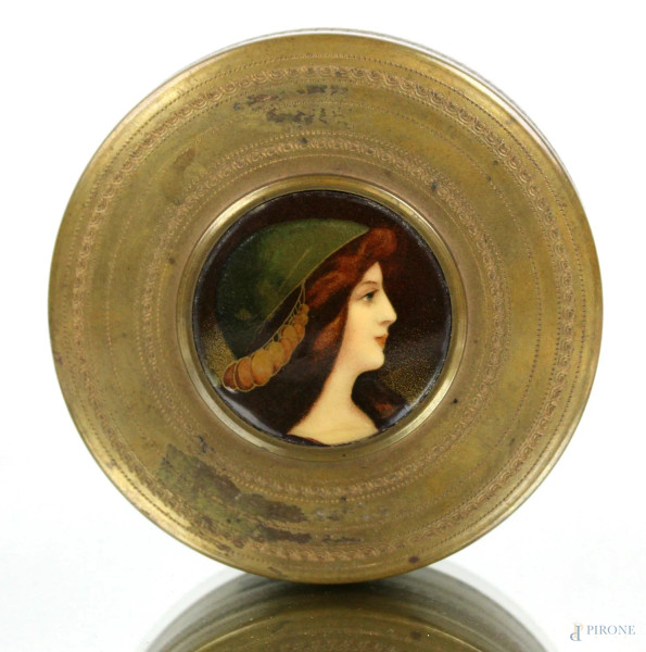 Cofanetto di linea tonda in metallo inciso con coperchio decorato a soggetto di profilo femminile, altezza cm 4,5, diametro cm 10,5