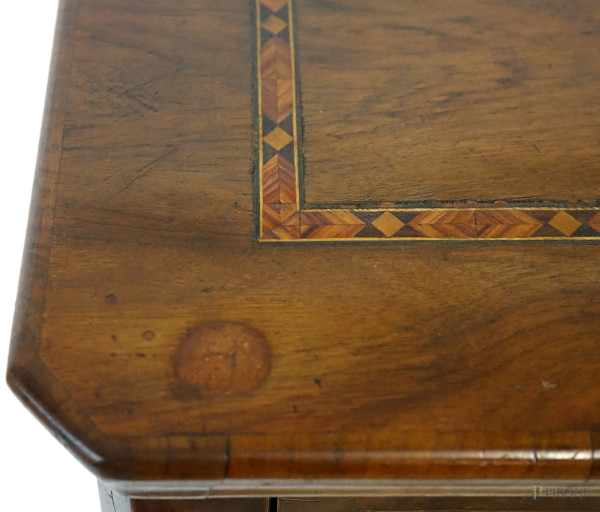 Cassettiera/scrittoio in noce e radica di noce con filetti intarsiati a motivi geometrici, a cinq...
