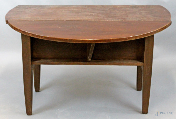 Tavolo in noce, ad un cassetto laterale con una bandella (l'altra mancante), cm h 68x112x44,5 (piano aperto cm. 76,5), XIX secolo, (difetti).