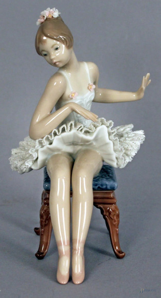 Ballerina seduta, scultura in porcellana, marcata Lladro, altezza 16 cm.