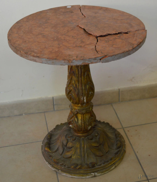 Basso tavolino da salotto in legno intagliato e dorato, h. 56 cm.