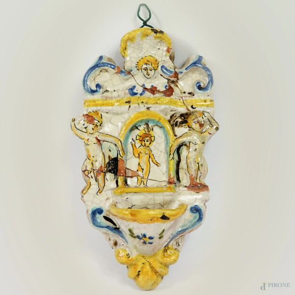 Piccola acquasantiera in maiolica smaltata policroma con decoro di putti, XIX secolo, cm h 20x11, (difetti e restauri)