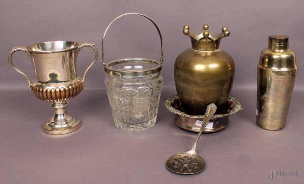 Lotto composto da un vasetto, una coppa, uno shaker, un sottobottiglia ed un portaghiaccio in metallo, H massima 21 cm.
