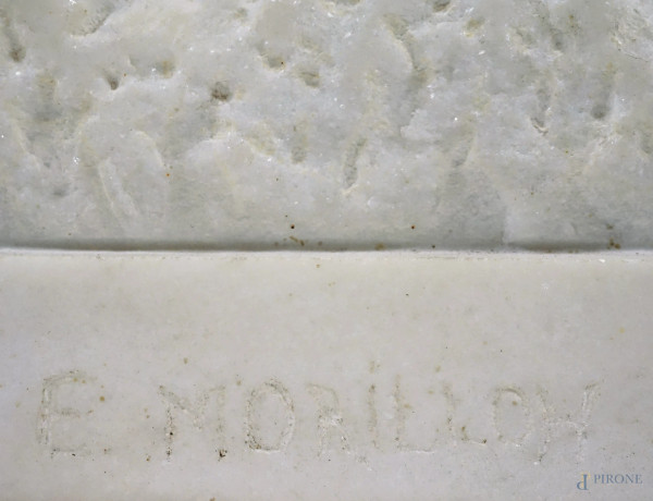 Scultura in marmo rappresentante una fanciulla con fiori, firmato E. Morillon, altezza cm 90