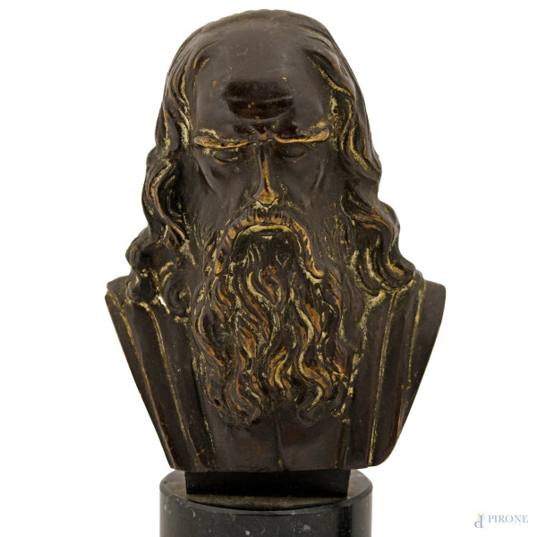 Lotto composto da due sculture in bronzo raffiguranti il busto di Platone e di Aristotele, piedis...