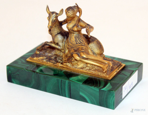 Fanciulla con cerbiatto, scultura in argento cesellato a vermaille, poggiante su base in malachite, h. 9 cm