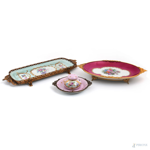 Lotto composto da due vassoi, un piattino e portacandela in porcellana Limoges, XX secolo, misure massime 46,5x22,5, (difetti, rotture, restauri)