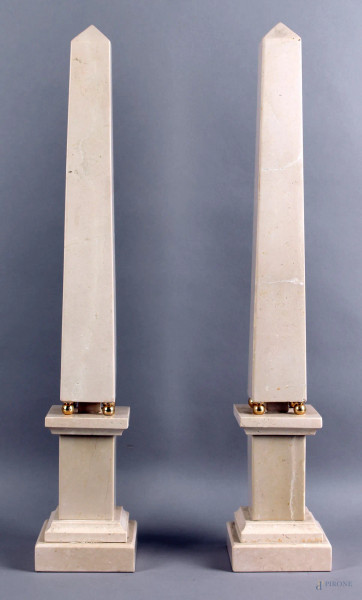 Coppia di obelischi in marmo, XX sec, altezza 64 cm.