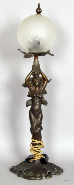 Lampada in metallo sorretta da figure, altezza 53 cm, primi &#39;900, (difetti e restauri).