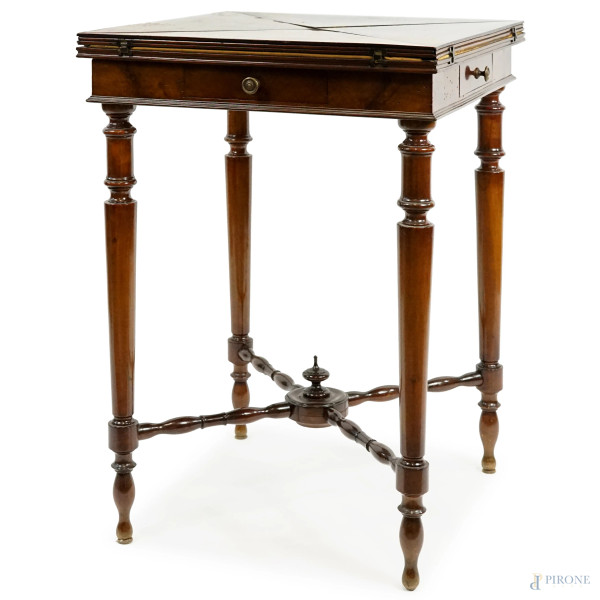 Tavolino a fazzoletto, fine XIX secolo, piano poggiante su quattro gambe tornite raccordate da crociera, cm 78x55x55