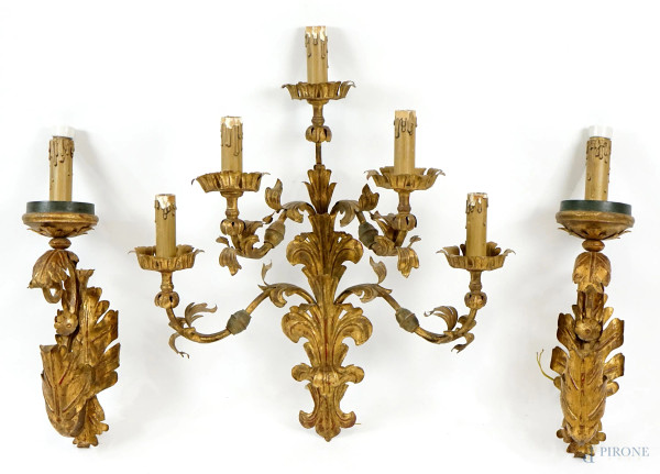 Lotto composto da un'applique a cinque luci e due appliques ad una luce, decoro di foglie d'acanto in metallo dorato, alt. max cm 76, inizi XX secolo