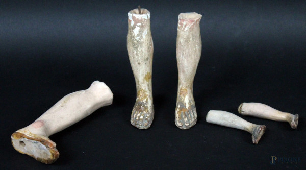 Lotto composto da cinque antiche gambe dei personaggi del presepe napoletano, altezza max. 12 cm.