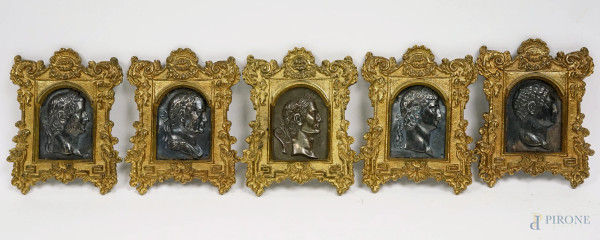 Cinque placche in argento raffiguranti profili di imperatori romani lavorati a sbalzo, cornici in bronzo dorato, misure cadauno cm 10x7, XIX secolo, (lievi segni del tempo)