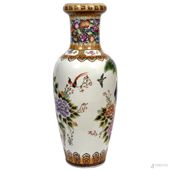 Grande vaso in porcellana dipinta in policromia con pavoni ed elementi floreali. Cina, XX secolo,...