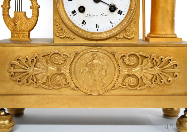 Orologio da mensola in bronzo dorato, stile Impero, fine del XIX secolo. Quadrante a smalto bianc...