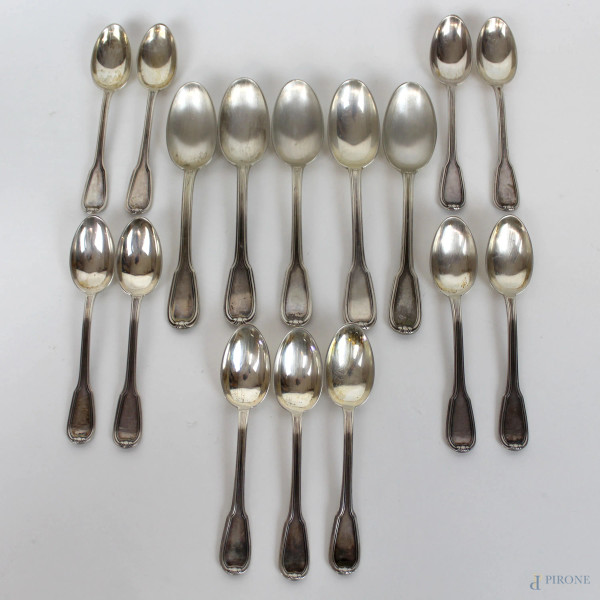 Lotto di sedici cucchiaini da dolce e da caffè in argento e metallo argentato, XX secolo, peso tot gr. 255