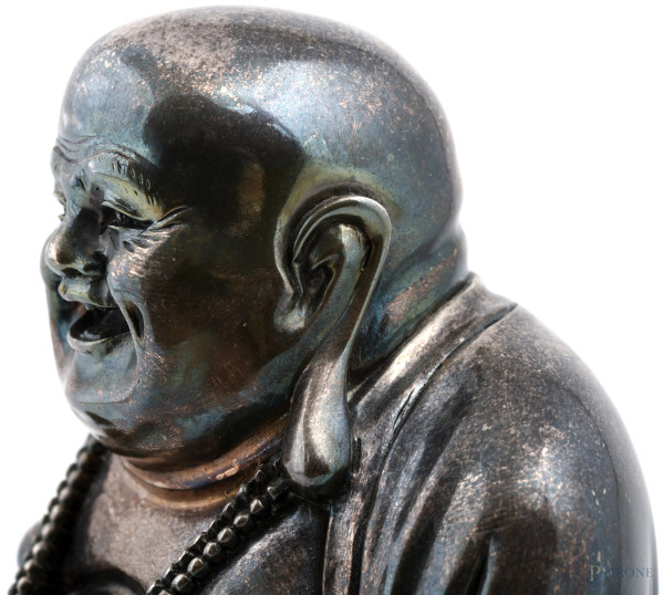 Buddha in metallo argentato, XX secolo, altezza cm 15,5