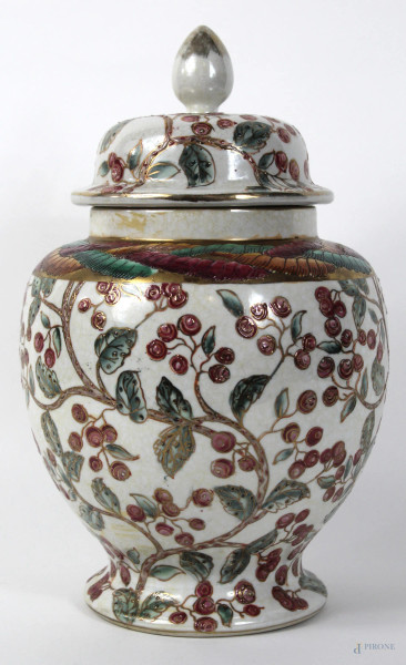 Potiche in porcellana con coperchio, decori policromi, particolari dorati, altezza cm 31, Cina, XX secolo, marcato sotto la base.