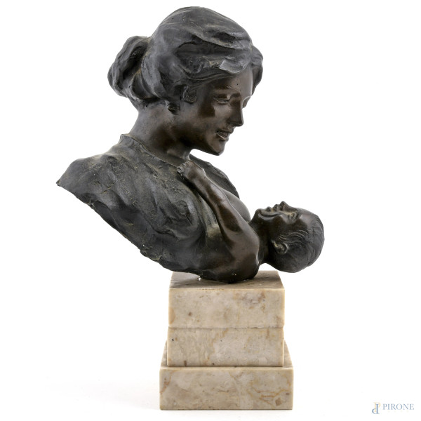 Maternità, scultura in bronzo su base in marmo, altezza cm 33, firmato, (segni di usura)