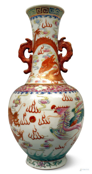 Vaso in porcellana a decoro di fiori e draghi, firmato, Arte orientale, H 26 cm.