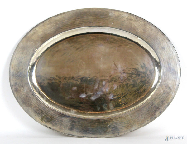Vassoio di linea ovale in argento, martellato a mano cm 32x42, gr 1020