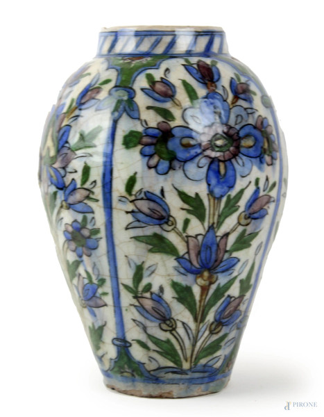 Vaso in maiolica dipinto in policromia a motivo di fiori e foglie, manifattura Iznik, cm h 31x11, (difetti).