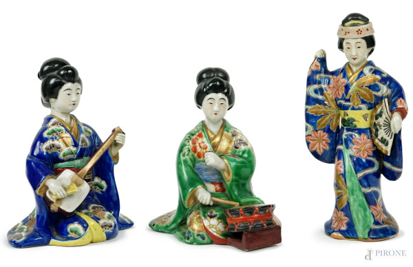 Lotto di tre sculture  in porcellana policroma raffiguranti Ghishe che suonano, alt.max cm 24, Giappone, XX secolo, (lievi difetti).