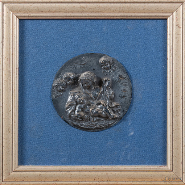 Bassorilievo in lamina d'argento raffigurante Madonna con Bambino, XX secolo, diametro cm 11, entro cornice, (segni di usura)