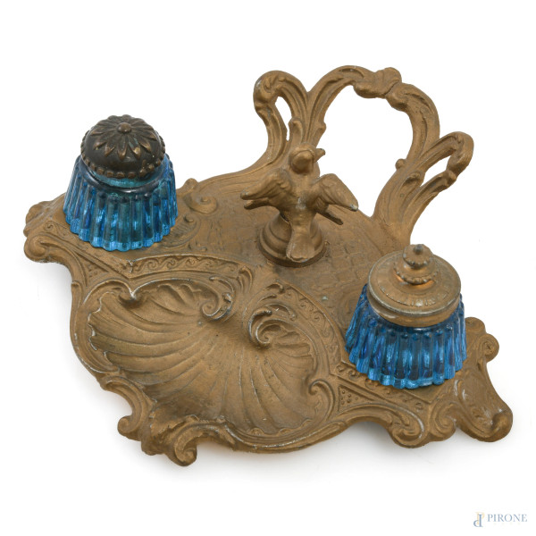 Servito da tavolo in metallo dorato con vaschette in vetro blu, XX secolo, cm 6x21x19, (segni di usura, rotture, difetti)