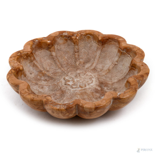 Centrotavola polilobato in marmo, XX secolo, cm 6x25, (scalfiture, difetti)