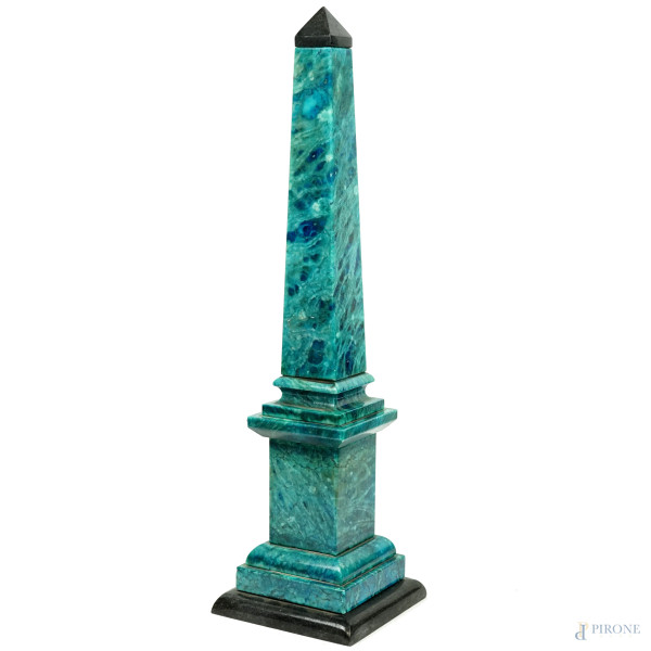 Obelisco in in pietra smaltata blu, con base e puntale neri, cm h 54.5, XX secolo