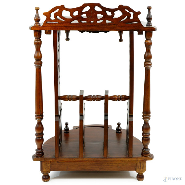 Portaspartiti in mogano, prima metà del XX secolo, cm h 81x35x56, (difetti)