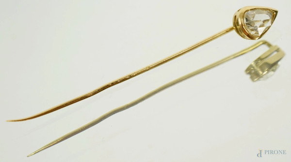 Spilla in oro 18 KT con diamante a goccia taglio antico, CT 0,75 circa, lunghezza cm 7, peso gr.1.6.