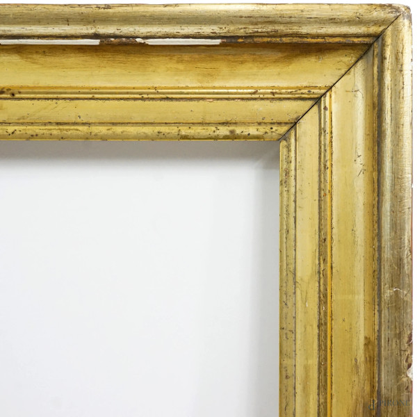 Cornice in legno dorato del Xix secolo, ingombro cm 99x79, battuta cm 81,5x63,5, (difetti)